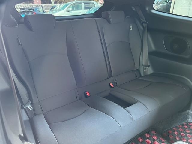 RZグレードのシート表皮はファブリックとなります。後席のシートもスポーツ走行に対応したホールド性を持ちながら軽量化を図ったシートデザインとなります。