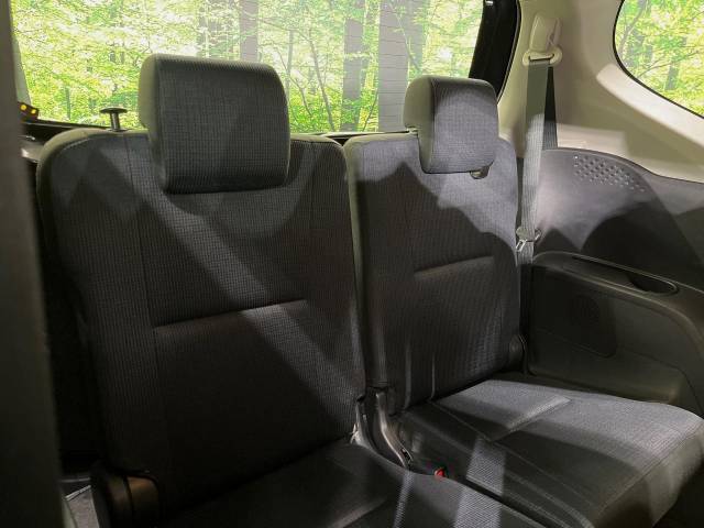 床下収納式のサードシートです。座席部分をコンパクトに収納でき、広大な荷室スペースとしてお使いいただけます！乗車人数や荷物の量など利用シーンに合わせて3列目を有効活用でき、とっても便利♪