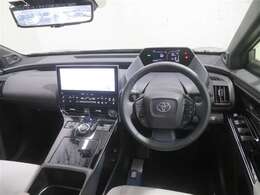 メーター＆インフォメーションディスプレイをハンドルの上から見えるよう配置。機能的で使いやすいデザインです。