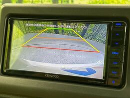 【バックカメラ】駐車時に後方がリアルタイム映像で確認できます。大型商業施設や立体駐車場での駐車時や、夜間のバック時に大活躍！運転スキルに関わらず、今や必須となった装備のひとつです！