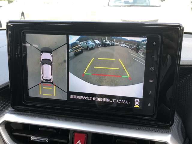 【パノラマモニター】クルマを真上から見下ろした視点で駐車をサポートします！死角からの障害物にいち早く気が付くことができます。