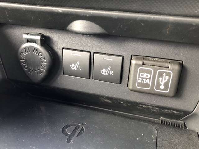 【シートヒーター】シートを温めてくれる暖房機器です！長時間座っていると負担が掛かりやすい背中や腰、または冬場などの寒い日に冷えやすい脚部に快適なぬくもりを伝えます。