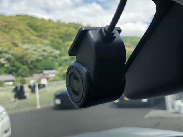 【ドライブレコーダー】映像・音声などの運転中の記録を残します。事故などを起こした起こされた時の証拠になりえますので、もしも時でも安心ですね。