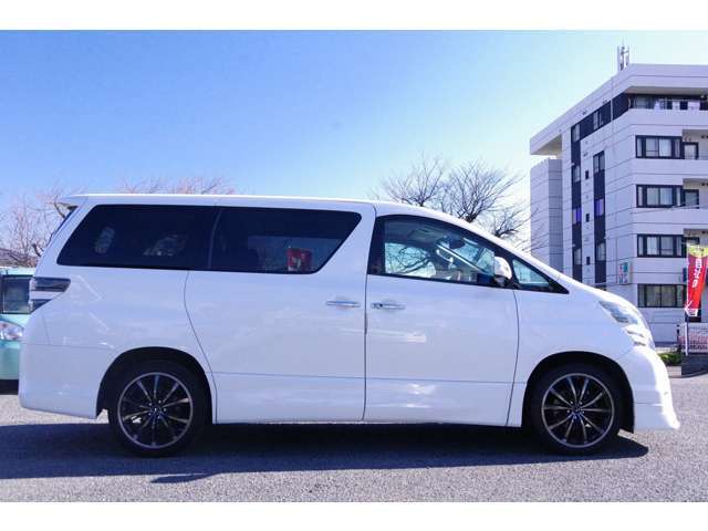 カートルズ中古車はクオリティファースト♪★仕入れたクルマをまずは入庫チェックで不具合などがないか細かくチェックします★車内の清掃を入念に行います。