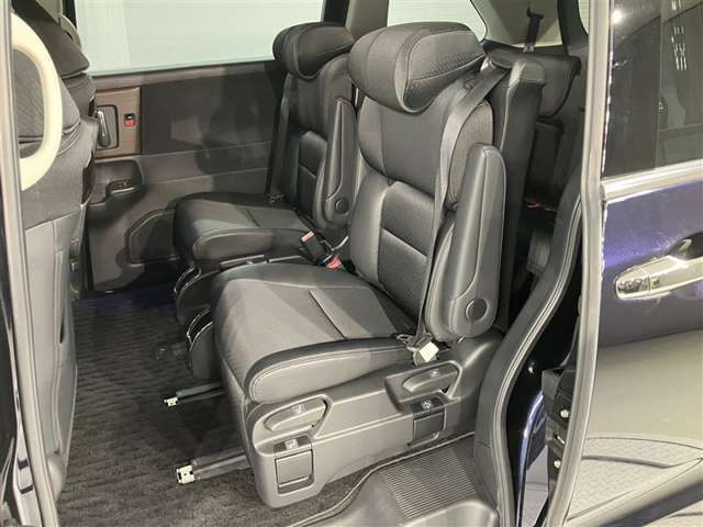 もちろん後部座席もクリーニングを施しております！徹底的な内装の清掃で、清潔感溢れる車内をお楽しみいただけます。