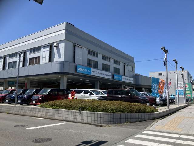 屋内にに50台展示しております。悪天候でもじっくり車両確認いただけます。（総展示台数80台）