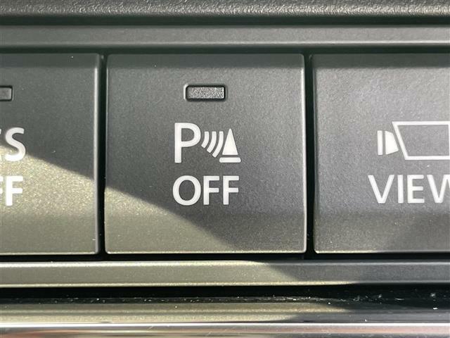 【パーキングセンサー】周囲に障害物があるとき音とディスプレー表示で障害物との距離をお知らせし、ドライバーに注意を促します。バックでの駐車時や狭い駐車場での出庫時などに役立ちます。