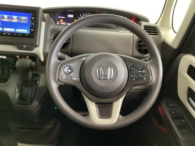 ハンドルにHondaセンシング系のクルーズコントロールやレーンキープアシストなどのスイッチと、オーディオの操作スイッチが装備されています。ハンドルから手を離さず安全に操作できます。