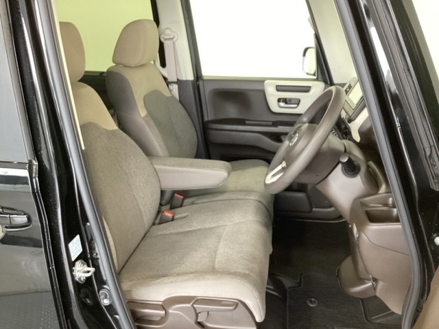 女性でも運転がしやすいように、シートの高さ調整機能（シートリフター）がついてます。運転席と助手席の足元が空いている為、助手席側への移動がスムーズです。交通量の多い道でも助手席側から乗り降りができます。