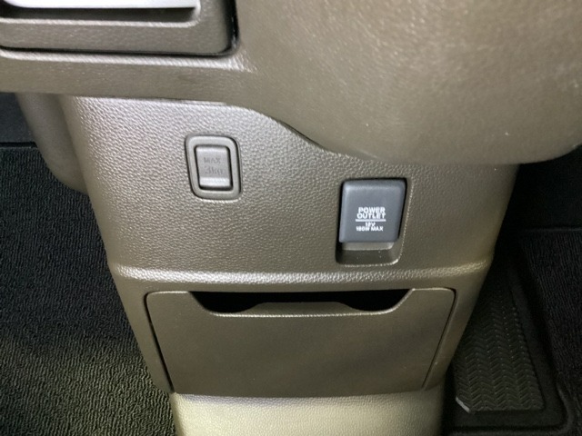 アクセサリーソケットはUSBのアダプターなどをつければ、スマホの充電にも使えます。周辺には物が置けるボックスがついています。