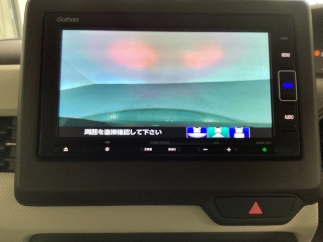 ギヤをR（バック）に入れるとナビの画面に後ろの映像が映るリアカメラ付です。後退時、コンディションが悪い視界でもカラーバックモニターがドライバーをサポートします。