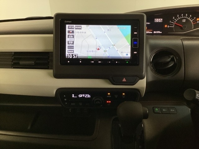 ナビゲーションはフルセグTV、インターナビ対応のGathers純正メモリーナビを搭載しています。Bluetoothオーディオ機能がありますので、スマートフォンなどの音楽も再生できます。