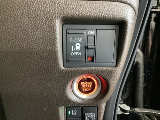 左側電動スライドドアは運転席からでも操作ができるように、ハンドル付近に開閉の操作スイッチが付いています。