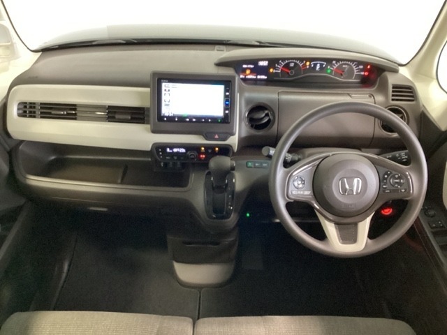 車内は光触媒抗菌消臭施工済です。インパネ周りはスタイリッシュなデザインで機能や装備も充実しています。グローブボックスやカップホルダーのほかにトレーなどたくさんの収納スペースが付いています。