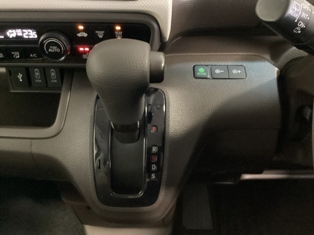 CVT車のセレクトレバーです。低速から高速まで、変速ショックのないスムーズな走りを実現するとともに、エンジン効率のよい領域を維持することで燃費にも貢献します。