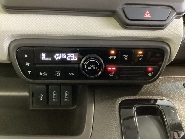 オートエアコンがついてますので簡単操作で快適に過ごせます。シートヒータースイッチ内蔵で前席の左右別々にHiとLoの2段階で温度設定ができます。