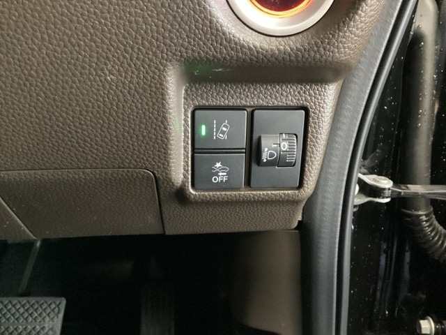 ハンドルの右側にはヘットライトリベライザーとHondaセンシング用のレーンキープアシストシステムなどがついています。ヘッドライトリベライザーは道路状況や積荷の加重に応じてライトの高さを調節できます。