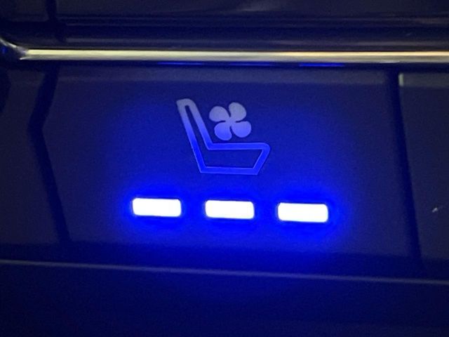 【シートベンチレーション】夏場は涼しい風でお尻や背中の熱やムレを防ぎ、冬はエアコンよりも早く温まってポカポカに！季節を問わず快適に過ごせます。