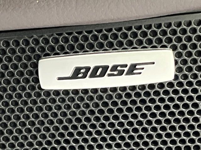 【BOSEサウンドシステム】メーカーオプションの高品位サウンドシステムを搭載。専用のチューニングが施された大小様々なスピーカーから良質なサウンドが奏でられ、臨場感あふれる音響空間を演出します。