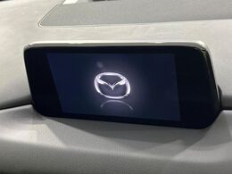 【マツダコネクトナビ】車内の雰囲気にマッチした一体型タイプのナビ。各種車輌設定やBluetooth再生等、様々な機能が楽しめます。直感的なダイヤル操作が可能で、使い勝手も良好です。