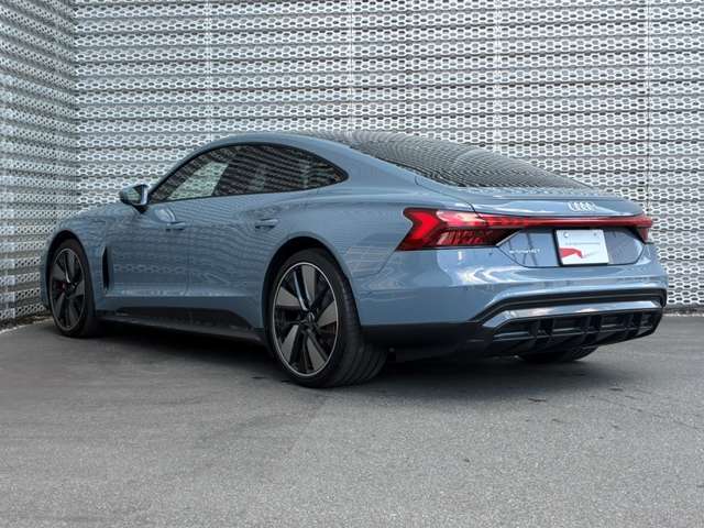 納車前の整備では100項目もの厳しい点検項目を実施し安全で安心できるAudiをお届けします。
