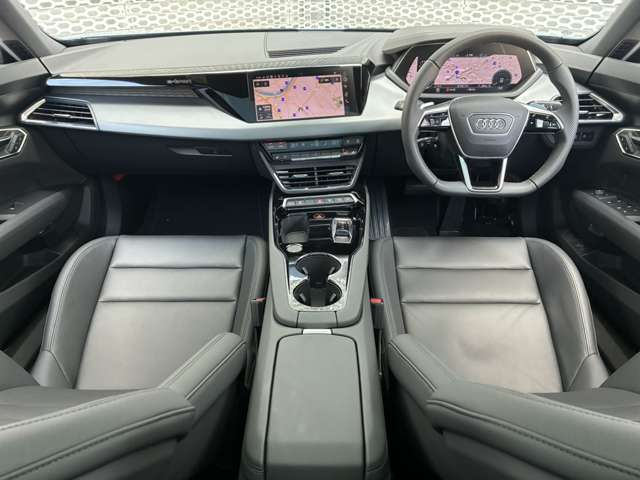 認定中古車だけでなく正規ディーラーならではの特別なご案内のできる新車も多数ございますので是非お気軽にご相談、ご来店くださいませ。