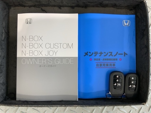スマートキーは鍵をバッグに入れたままでもドアロックの開閉やエンジンのON・OFFができます。夜間や雨の日も鍵を探さなくて良いので便利です。