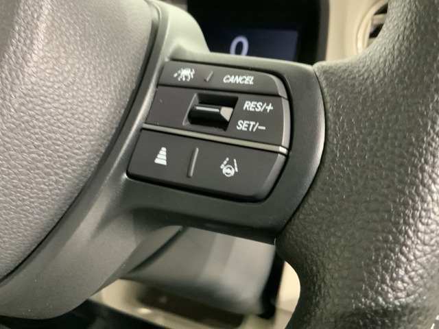クルーズコントロールを装備しています。高速道路などで一定の速度で走ってくれるので運転が楽ですよ！速度を設定できますので、スピードの出しすぎにも注意できます。