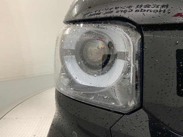 LEDヘッドライトは、点灯の瞬間から最大光量を発揮し、突然暗くなるトンネルなどでの安定感を高めます。