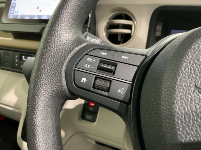 ステアリングにオーディオ操作スイッチが付いています。オーディオ画面に直接タッチしなくても操作が出来ますので、運転に集中できます。
