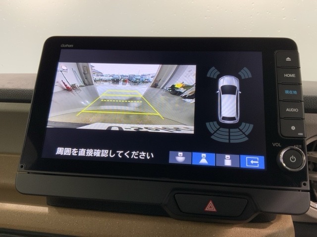 リバースギアに入れるだけで後方の表示へ切り替わります。夜間や雨の日の駐車も楽になりますよ。