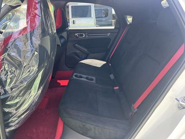 ★5年間新車保障★初度登録から5年間の新車保証が含まれています。長期間、安心してお乗り頂けます！保障費用は支払総額に含まれています！遠方のお客様は保証継承後、お近くのディーラーにて保証が受けられます！