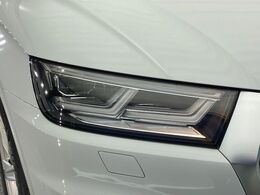 ●マトリクスLEDヘッドライト：LEDハイビームが多数独立で存在し、ハイビーム時に対向車や前方を走る車の部分をロービームに切り替えが可能！！シーケンシャルウインカーも装備！！