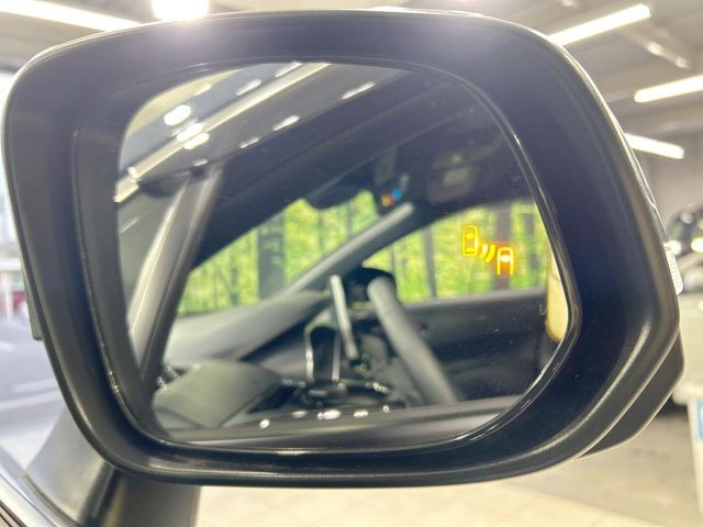 【ブラインドスポットモニター】走行中、ドアミラーの死角になりやすい箇所に後続車が接近するとサイドミラーのレンズに警告を表示！ドライバーに注意喚起をしてくれます。