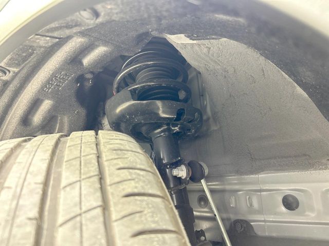 お車を安心してお乗りいただく為には、足回りの定期点検が欠かせません。サービスサポート（有償保証）では無料点検もご提供しており、安心のカーライフをお過ごしいただけるサポート体制が整っています。