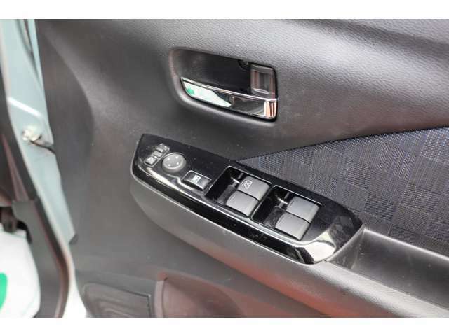 運転席側のドア部。こちらのスイッチでドアミラーの角度調整やパワーウィンドーの操作になります。