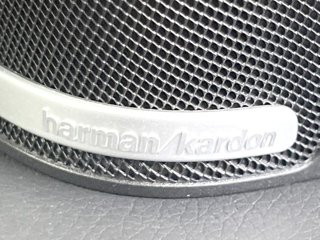 ●harman/kardonサウンドシステム：オーディオ専門メーカーが手掛けるプレミアムスピーカーを装備。多数のスピーカーから、音の粒立ちまで分かる高品質な音楽をお楽しみいただけます。