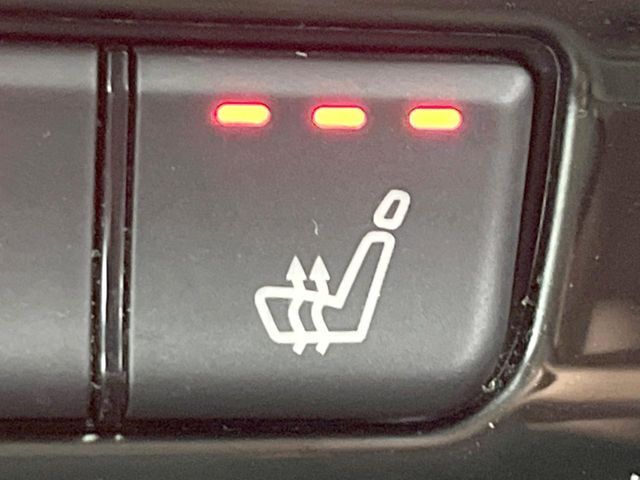 ●フロントシートヒーティング：運転席・助手席共に三段階で調節が可能なシートヒーターを装備しております。季節を問わず快適にご使用いただけます。
