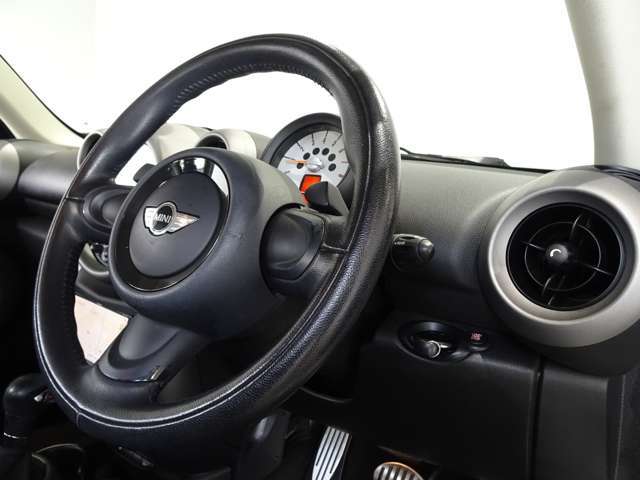 現在限られた人員で多数のお問い合わせに対応していることや、ショールーム以外のモータープールにて保管をしている車輌も多数あるため、実車をご覧になりたい場合はご来店前に事前確認のご連絡をお願い致します。