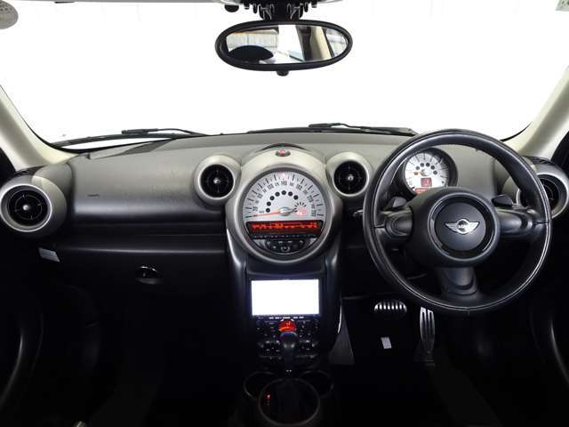 全国納車可能で御座います。納車方法及び費用に付きましては、気軽にコーディネーターまでご相談下さいませ。遠方のご納車際も我々がしっかりサポートさせて頂きます。お気軽にスタッフまでご相談下さいませ。