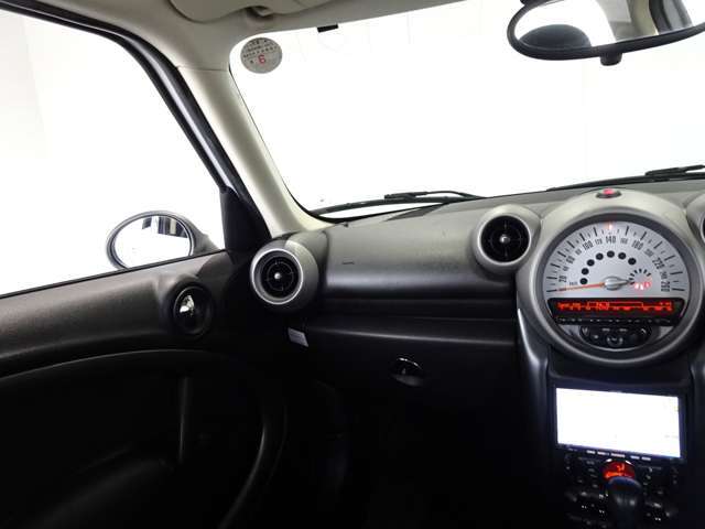 当店は仕入に拘っております！お車の買取店を自社経営しておりますのでユーザー様から直接仕入れる事によってオークションでの仕入れとは違ったリーズナブルなプライスとハイクオリティーを実現しております！