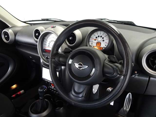 お車に詳しくないお客様もご安心下さい！当店スタッフが詳細な点までしっかりご説明致します！車の事だけでなく、ローンの手続きや購入の流れ等小さな疑問も当店で解決させて下さい！