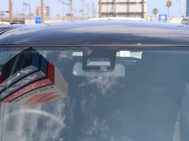 フロントガラス上部には安全機能のデュアルセンサーブレーキサポートが付いています！カメラとセンサーを組み合わせた装置で衝突被害軽減ブレーキや踏み間違い防止を手助けします。歩行者の検知もできるので安心！