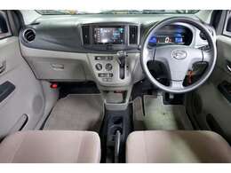 シンプルで使いやすいデザインの車内。ディスプレイオーディオを装備しておりCD/DVDの他、外部機器もBluetoothで接続可能。