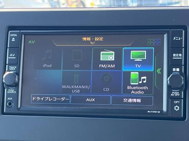 【純正ナビ】人気の純正ナビを装備しております。ナビの使いやすさはもちろん、オーディオ機能も充実！キャンプや旅行はもちろん、通勤や買い物など普段のドライブも楽しくなるはず♪