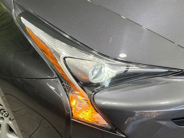 【LEDヘッドライト】悪天候や夜間走行時も良好な視界を確保し安心して運転できる高輝度LEDヘッドライトを装備！点灯速度が早く、消費電力も抑えられています。