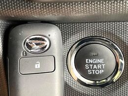 【キーフリーシステム】カバンやポケットに入れたままでもドアの施錠・解錠が可能なスマートキーを装備。エンジンのオン・オフ時もカギを取り出す必要が無いからとっても便利です♪