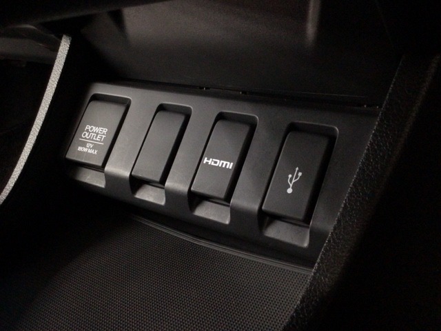 HDMIポート、USBポートが装備されております。HDMIポートを他の機器と繋げることによって、モニターへ映像を流すことができます。