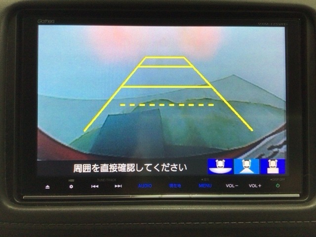 【バックカメラ】運転が苦手な方も車庫入れラクラクです！ギアをリバースに入れれば自動的に切り換わりますので、面倒な操作は不要です♪狭い駐車場もお車を傷つけず安心ですね！