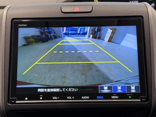 後退時に車両の後ろ側をモニター画面に表示します。車庫入れなどでバックする際に後方確認ができて便利です。車庫入れが苦手な人もこれで安心です♪